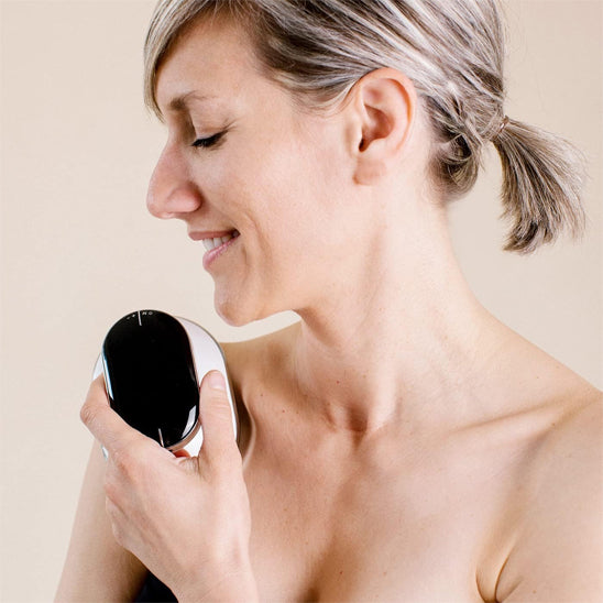 appareil massage sur l'épaule