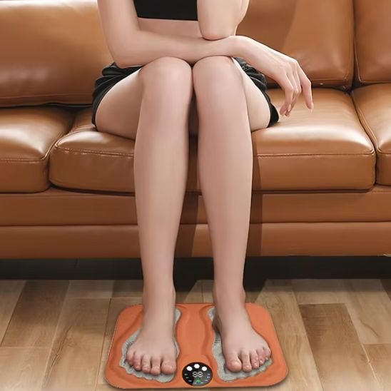 Appareil massage femme assise au salon les pieds dans son appareil massage