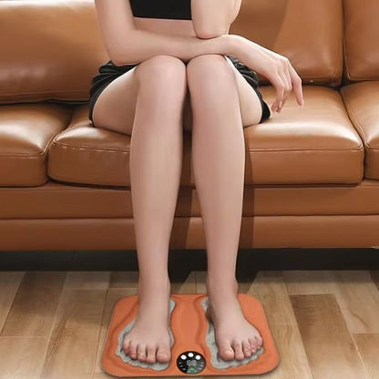 Appareil massage femme assise au salon les pieds dans son appareil massage