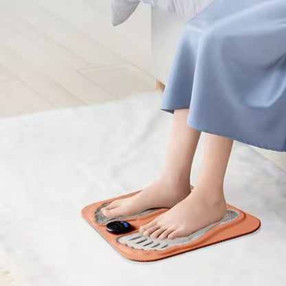 Appareil massage pieds femme incrustés assise au salon