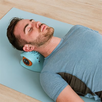 Masseur cervical homme couché
