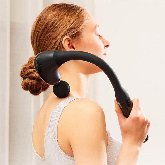 Pistolet de massage épaule femme rousse