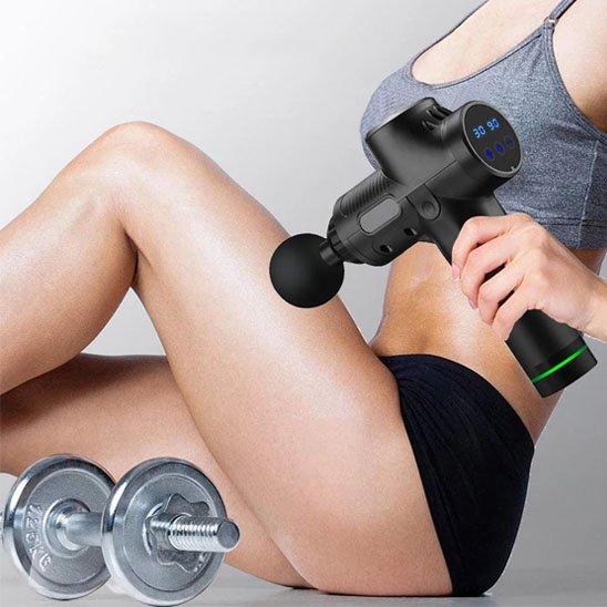 Pistolet de massage tenu par femme sur cuisse