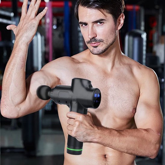 Pistolet de massage tenu par homme sur biceps