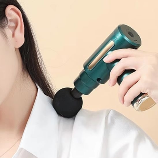 Pistolet de massage vert dans cou