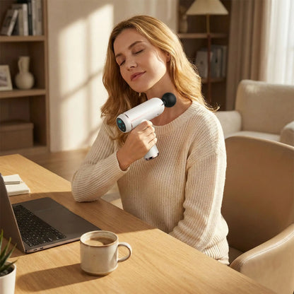 pistolet massage utilisé par femme au bureau