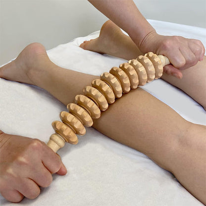 rouleau de massage bois sur le mollet