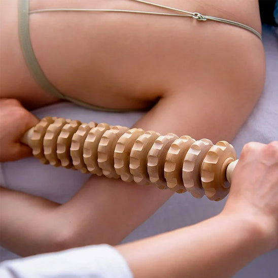 rouleau de massage sur le bras
