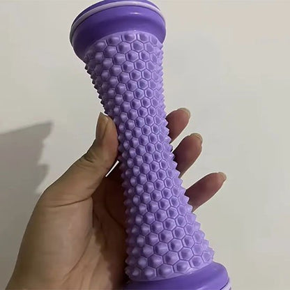 Rouleau de massage tient dans la main