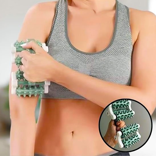 Rouleau de massage vert sur bras