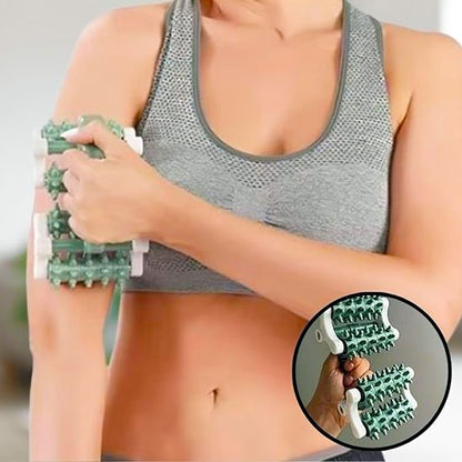 Rouleau de massage vert sur bras