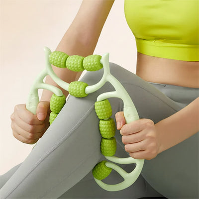 rouleau massage prise à  deux mains pour masser jambe